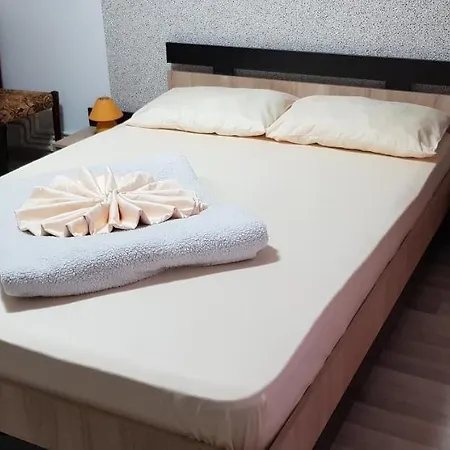 Ap Cu 3 Cam Decomandat La Parter Cu 2 Intrari Separate 公寓 *