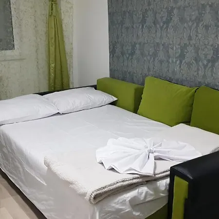 Ap Cu 3 Cam Decomandat La Parter Cu 2 Intrari Separate *