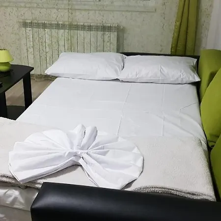Apartment Ap Cu 3 Cam Decomandat La Parter Cu 2 Intrari Separate